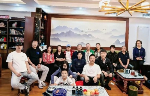 沈腾回齐齐哈尔与家人团聚,家族合影颜值高引关注