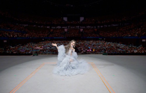 范玮琪深圳演唱会万人合唱，直拍镜头下的青春记忆如何成就情感共振？|舞台|歌迷