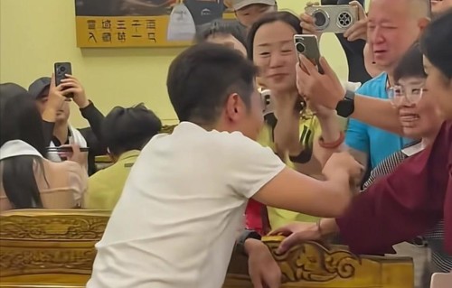 撒贝宁夫妻在拉萨度假！李白一头脏辫被围拍，又高又白比老公还壮