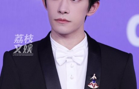 易烊千玺为什么手持向日葵亮相百花奖红毯？