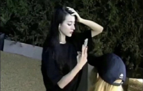 迪丽热巴被恶意抓拍成“做贼式打卡”，网友反应亮了