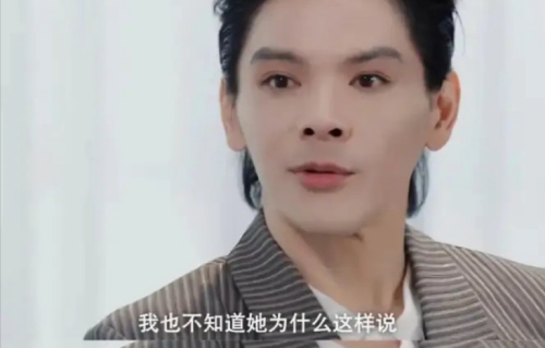 向佐带老婆一家旅游，穿牛仔套装戴情侣手链，没化妆比郭碧婷还白