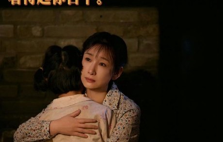秦海璐饰演的花姨在《主角》中是如何保护徒弟忆秦娥的？