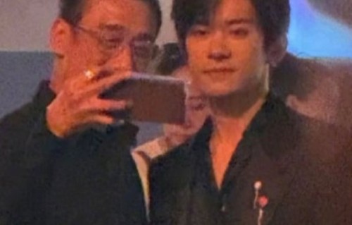 梁家辉与易烊千玺合影被解读为何种信号？