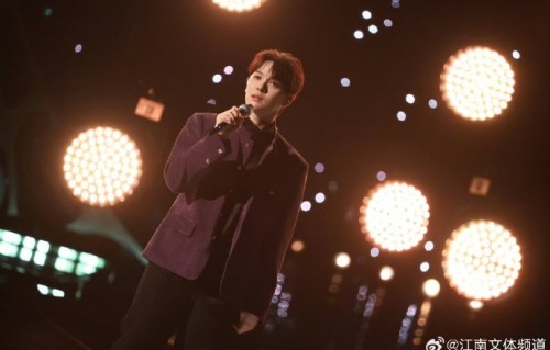 《歌手2026》制片人张丹阳具体是如何解释节目的“双向筛选”选曲机制的？