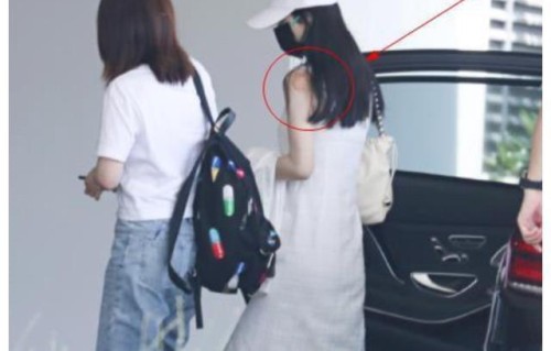 赵丽颖现身机场，白色吊带装身材纤瘦，拔火罐印记明显疑调理身体