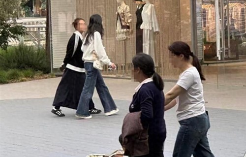 森碟18岁近照曝光！身高超1米7背香奈儿，风一样的女子长大了