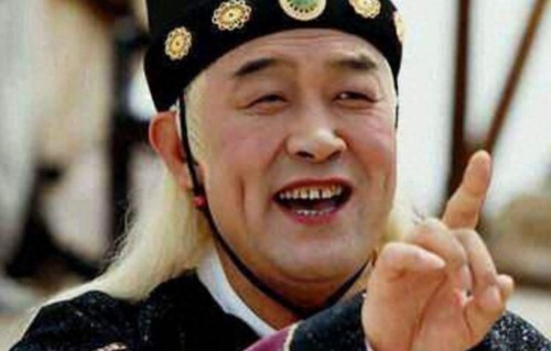 云南偶遇李建义，和老伴在腾冲买房定居，67岁头发花白拄木棍遛弯 