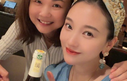 金莎姐弟恋口碑反转：00年弟弟配05年美酒，网友直呼想成为她|孙丞潇|闺蜜|结婚|求婚|马来西亚