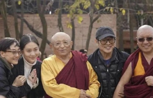 64岁利智现身尼泊尔近照曝光，素颜出镜气质平和温润，小女儿也在