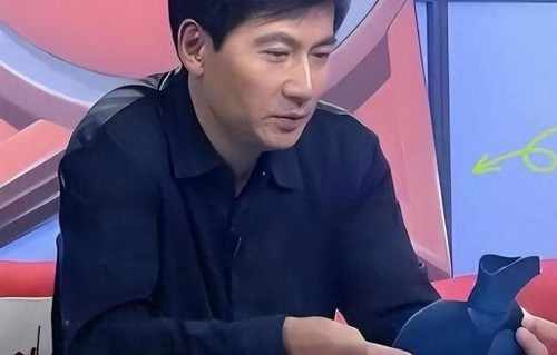娶西北歌后胡月36年无绯闻，凭汉武大帝卫青走红的他如今怎样