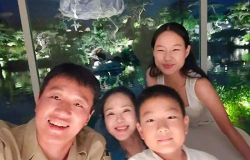 关悦晒家庭日常庆父亲节，佟大为获俩女儿送吻，画面温馨幸福！