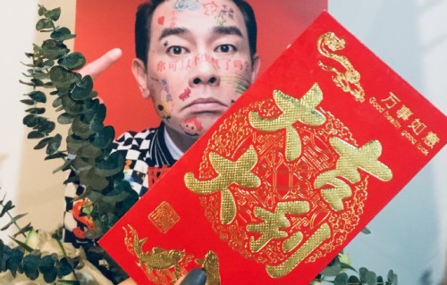 陈小春作为资深艺人，其舞台表现力和音乐生涯的沉淀对其表演有何影响？