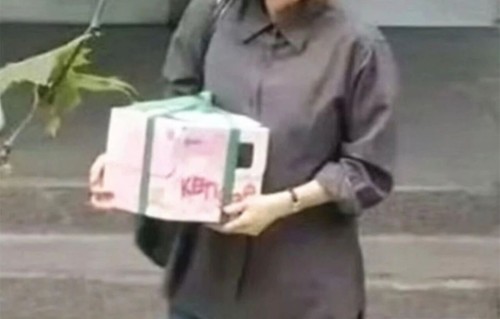 这路人居然是章子怡！增重20斤素颜拍新片，街头抱纸箱没人认得出