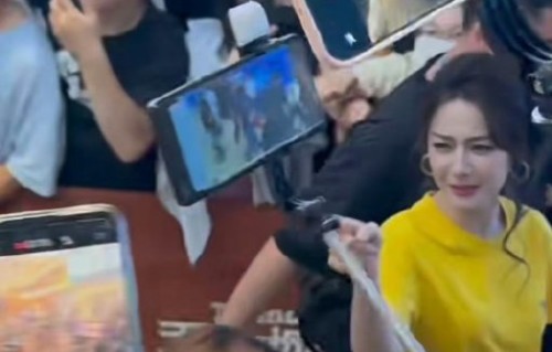 迪丽热巴在路演现场笑到弯腰的具体反应是怎样的？