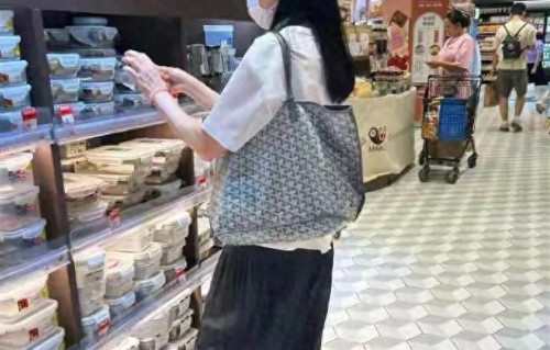 刘德华妻子罕见露面！满头黑发曝光，印证30年前广告情话