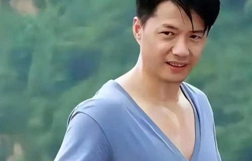 53岁段奕宏被偶遇，住北京高档豪宅，一路快走，状态碾压小鲜肉！