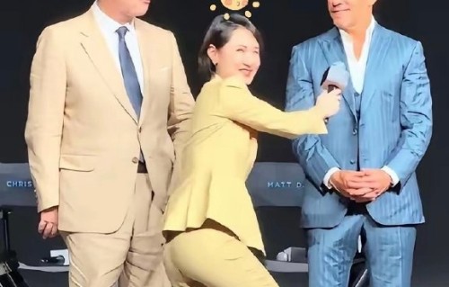陈璇半蹲递麦是否真为避开机位？