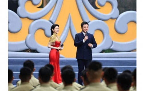 龙洋八一建军节主持美拍，穿红色礼服裙好喜庆，漂亮得熠熠生辉