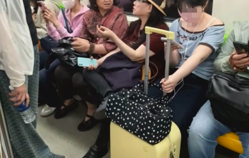 70岁徐松子坐地铁被偶遇，离婚13年没再婚也没孩子，状态很不错