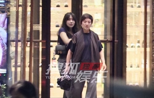 张国立邓婕深夜和朋友聚餐 夫妻默契相伴安稳又惬意 