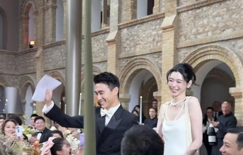 何猷君婚礼四房成员照曝光，何超盈带女儿出席，何猷亨晚宴献唱恋歌