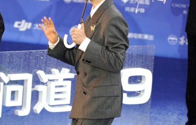 贺峻霖这几年在北京国际电影节上参与过哪些不同的活动或身份？|versacecollection|青年|艺人|闭幕式|主持人