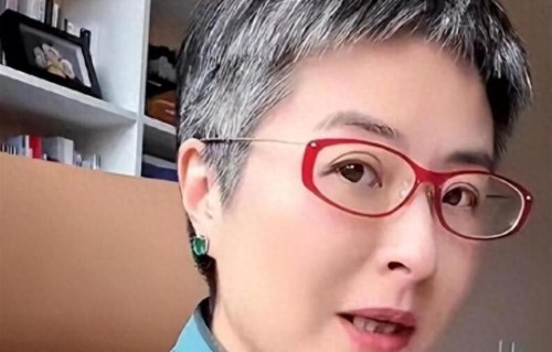 辞去央视工作，嫁大18岁李铁为妻，52岁的张泉灵已走上另一条大路