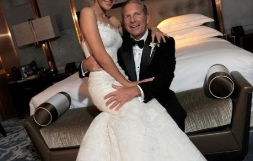 李大哥当时为什么选择不向外国博主透露葬礼的真相？