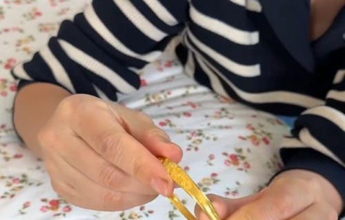 王一楠女儿18岁生日，亲妈送金镯，婆婆送被子，老公高鑫尴尬转账
