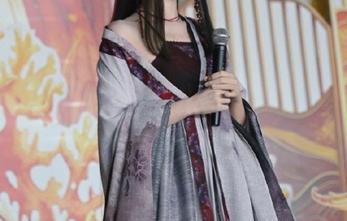 虞书欣深夜用手机看剧本是她的工作习惯吗？