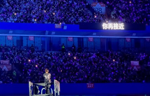 谢霆锋演唱会如何利用移动舞台和科技拉近与观众的距离？