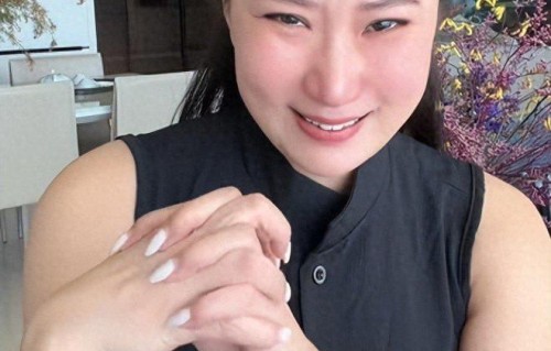 谢贤头七刚过2天，前女友coco现身直播，什么都没说先哭红眼