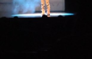 话剧《枕头人》的幕后有哪些温暖或有趣的瞬间？