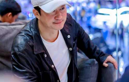 吴京现身北京81展台选道具引围观|方盒