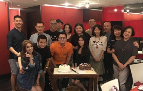邱瓈宽过63岁生日，陈宝莲23岁儿子为养母庆生，已是1.85米帅小伙