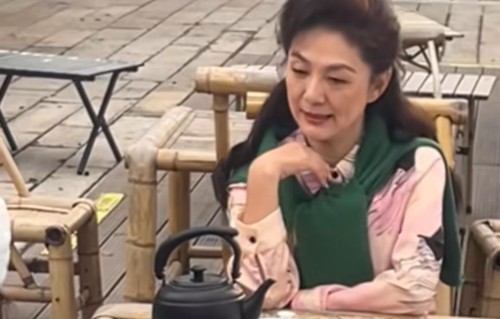 从短发到长发：54岁海霞的松弛感背后，藏着每个女人都想要的通透人生