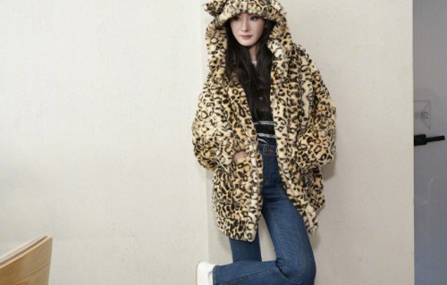 杨幂身着豹纹绒绒外套亮相