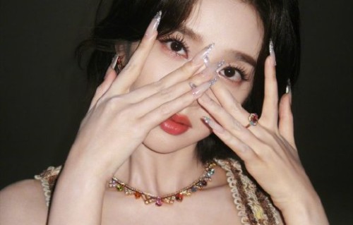 唐艺昕在《乘风2026》初舞台上的表现如何，身体状况恢复得怎么样？