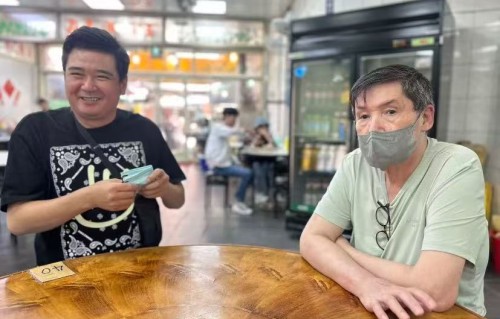 郭碧婷爸爸和小女儿一家出游，吐槽天天三十七八度，太热了