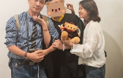吴镇宇儿子费曼高中毕业，长文自曝曾被霸凌，爸爸教他：不要逃避，勇敢反击