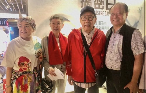 香港艺人包场看《给阿嫲的情书》，被曝哭湿一包纸巾，直呼太感人