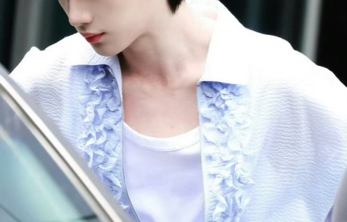 丁程鑫闭眼神态温柔纯粹引关注