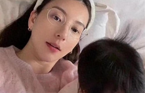 方媛晒三胎小女儿近照，5个月大郭咏心头发浓密五官漂亮，好可爱