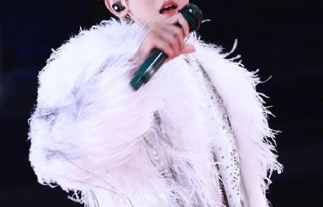 王源在近期哪些重要音乐舞台上有精彩表演？|四面台|丝滑切换|演唱会|重新编程|音乐节