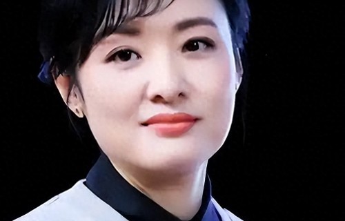 癌症复发、靠关系上位？央视主持人朱迅，终是走上了王冠的老路 