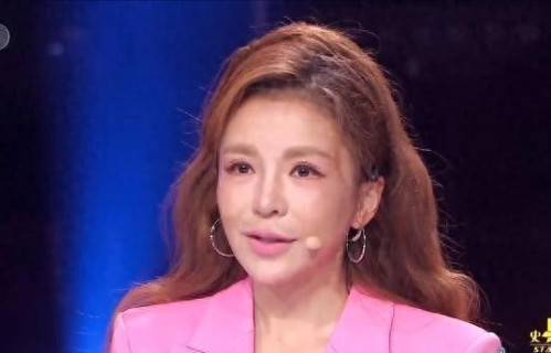 从央视一姐到被传“开除、整容、私生活混乱”，朱迅的沉默反击让所有人闭嘴：你编你的故事，我跑我的马拉松