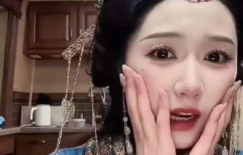 岳雨婷直播美颜掉了！她自嘲美貌守护不能掉被赞好可爱