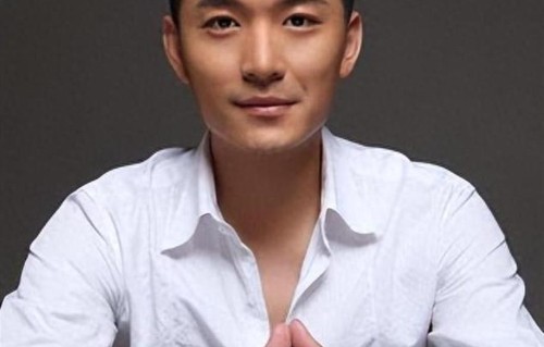 他是陆毅同班同学，与初恋女富婆结婚18年零绯闻，17岁儿子不像他