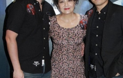 施明丧礼未办俩儿子已反目，长子称李家鼎被弟弟控制，还要求分产